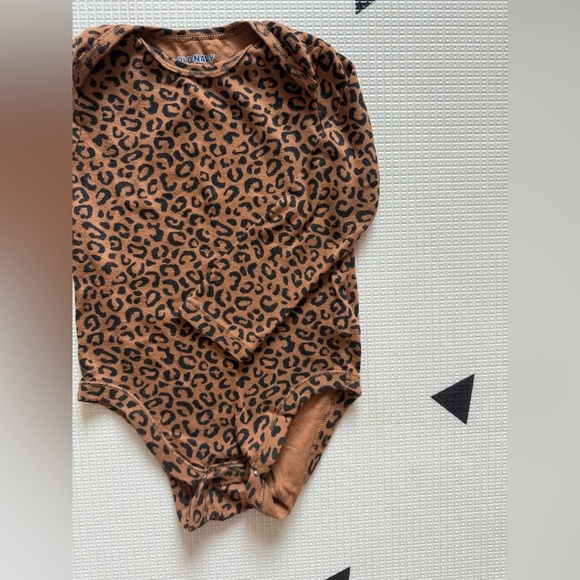 Old Navy|Baby girl Animal Leopard Print Long Sleeve Baby Onesie/bodysuit••18-24M - Picture 2 of 4